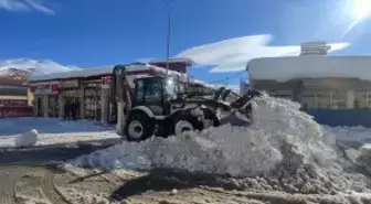 Çelikhan'da kar temizleme çalışmaları sürüyor