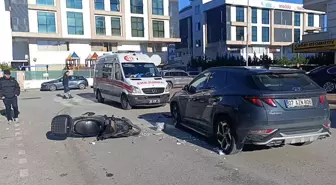 Devrilerek sürüklenen motosikletli otomobile çarptı