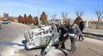 Direksiyonda telefonla annesini aramak isterken kaza yaptı