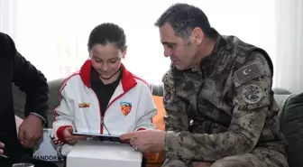 Emniyet müdüründen şehit kızına karne hediyesi