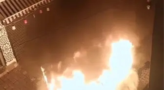 Fatih'te park halindeki hafif ticari araç alev alev yandı