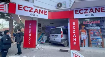 Fren yerine gaza basınca iş yerine daldı