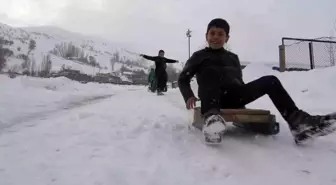 Hasköy'de çocuklar karın keyfini kayarak çıkardı