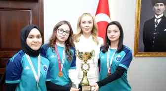 İl birincisi takım, kupayı Kaymakam Şıktaş'a götürdü