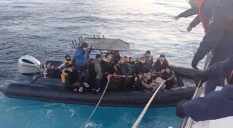 İzmir açıklarında 56 düzensiz göçmen ve 1 insan kaçakçısı şüphelisi yakalandı