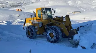 Karlıova'da karla mücadele çalışması yürütülüyor