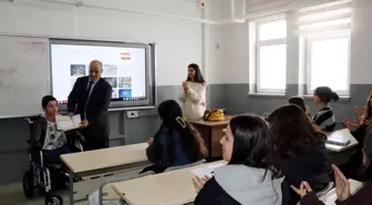 Kol ve bacakları olmayan Nakşin'e okulda alkışlı karne sürprizi