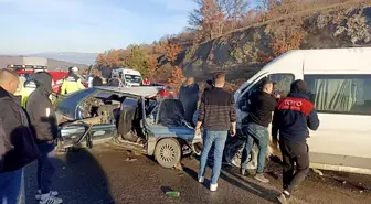Kütahya'da öğrenci servisi ile otomobilin çarpıştığı kazada 4 kişi yaralandı, 1 kişi öldü