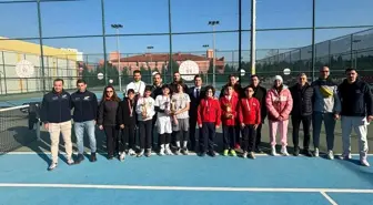 Manisa'da genç sporcular tenis il birinciliği için ter döktü