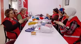 Menemenli kadınlar ihtiyaç sahibi çocuklar için kışlık ördü