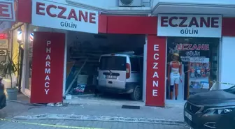 Muğla'da hafif ticari araç eczaneye girdi