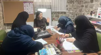 Muhtar Gülden, mahallesindeki kadınlara hayalini kurduğu 'okuma yazma' kursu açtı