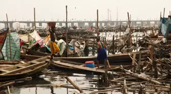 Nijerya'da hükümet tarafından evleri yıkılan yerli halk kanolarda yaşam mücadelesi veriyor