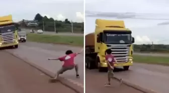 Ölümle kumar: 19 yaşındaki genç, hayatını hiçe sayarak TIR'la 'chicken' oynadı