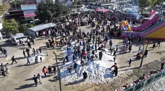 Osmaniye'de öğrenciler kamyonlarla getirilen karla eğlendi