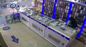 Pendik'te akılalmaz hırsızlık: kova ile dikkat dağıttılar, dükkan boşalınca telefonları çaldılar