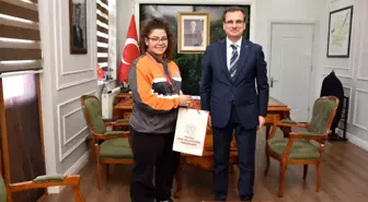 Salihli Kaymakamı Güldoğan, Türkiye Şampiyonu öğrenciyi ağırladı