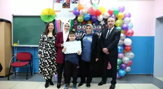 Şehidin oğlu ilk karnesini Bakan Göktaş'ın elinden aldı