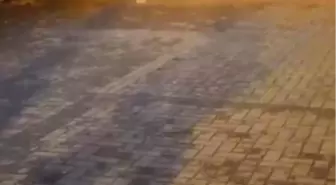 Sokak ortasında iki genç çakıyla birbirini yaraladı