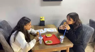 Takdir belgesi alan öğrencilere ücretsiz döner sürprizi