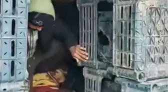 TIR'ın dorsesindeki kasaların arkasında 14 kaçak göçmen yakalandı