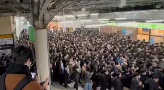Tokyo'da elektrik kesilince ulaşım felç oldu! Binlerce kişi istasyonda sıkıştı