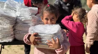 Türk Kızılay Gazze'de kışlık destek ve sıcak yemek yardımlarını sürdürüyor
