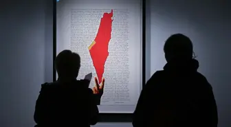 Türk sanatçı Aygeç'in 'Sürgündeki Zeytin Ağacına Posterler' Sergisi Londra'da açıldı