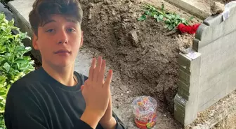 Arkadaşları Atlas'ın mezarına gül ve şeker bıraktı