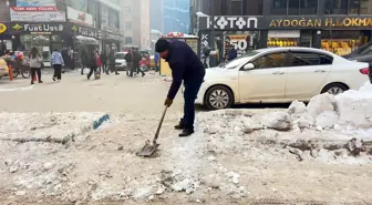 Yük Taşımacılığı Yapan Sefer Ürek, Refüjde Oluşan Buzları Temizledi