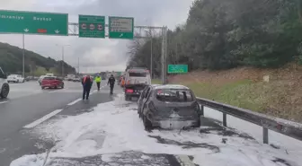 Beşiktaş TEM Otoyolu'nda otomobil alev alev yandı