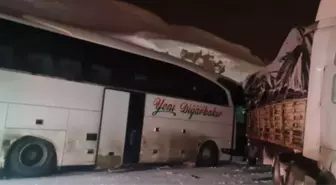 Bingöl'de yolcu otobüsü ile tırın çarpıştığı kazada 3 kişi yaralandı