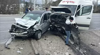 Bolu'da minibüs ile otomobilin çarpıştığı kazada 1 kişi öldü, 9 kişi yaralandı