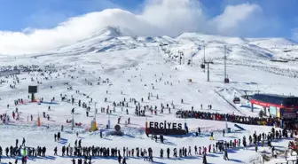 Erciyes Kayak Merkezi'nde yeni sezonun ilk ayında 1 milyon ziyaretçi