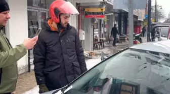 Erzincan'da su tahliye borusu park halindeki aracın üzerine düştü