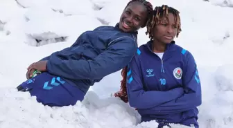 Hakkarigücü Kadın Futbol Takımı'ndaki oyuncular hayatlarında ilk defa kar görmenin şaşkınlığını yaşıyor