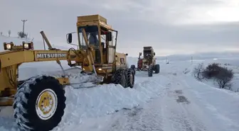 Kayseri'de kardan kapanan 17 mahalle yolunu açma çalışmaları sürüyor