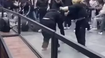 Maltepe'de alışveriş merkezindeki kadınların saç saça kavgası kamerada