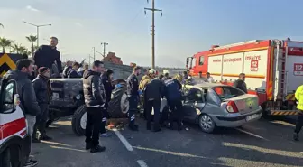 Manisa'da traktör ile otomobilin çarpışması kamerada