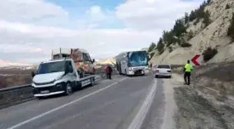 Mersin'de otobüsle minibüs çarpıştı, kaza ucuz atlatıldı: 2 yaralı