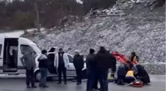 Otomobil ile minibüs çarpıştı; 1 ölü, 9 yaralı