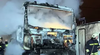 Park halindeki beton pompa aracı yandı