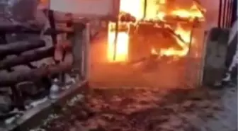 Sinop'ta iki katlı köy evi yanarak kül oldu