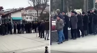 Soğuk havada çorba kuyruğu! CHP'li vekil görüntüyü paylaşıp isyan etti