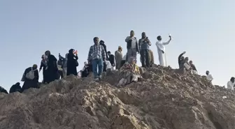 Umre ibadeti yapan Müslümanlar, Medine'de kutsal mekan ve alanları ziyaret etti