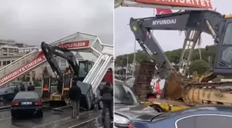 Üsküdar'da akılalmaz kaza: Ekskavatör ortalığı savaş alanına çevirdi