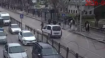 Yaya geçidinden geçerken araç çarptı