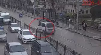 Yaya geçidinden geçerken hafif ticari araç çarptı; kaza kamerada