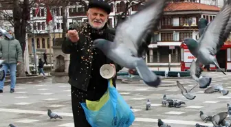'Yemci Dede' 20 yıldır sokaklardaki güvercinleri beslemeden kahvaltı yapmıyor