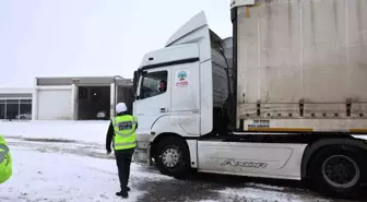 Yoğun kar yağışı ulaşımı etkiledi